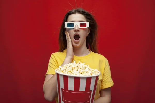 Divertida Joven Estudiante Viendo Una Película Gafas Gritando Sobre Fondo —  Fotos de Stock