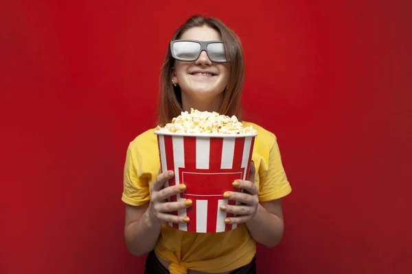Mutlu Genç Kız Gözlüklü Izleyici Elinde Büyük Bir Kutu Patlamış — Stok fotoğraf