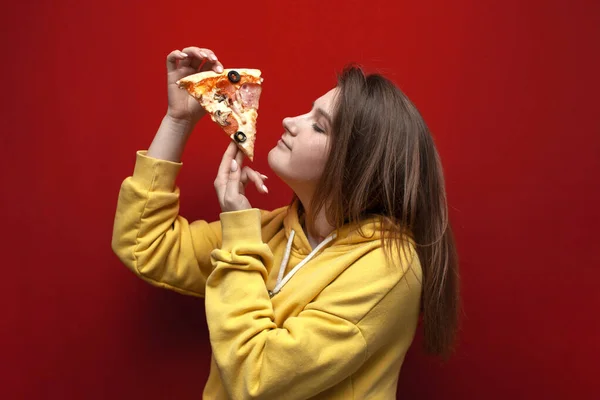 Junges Glückliches Mädchen Schnuppert Ein Stück Leckere Pizza Auf Farbigem — Stockfoto