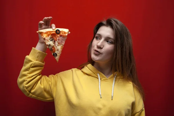 Genç Neşeli Kız Elinde Lezzetli Bir Dilim Pizza Tutuyor Renkli — Stok fotoğraf