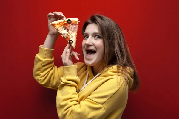 Молодая Веселая Веселая Девушка Держит Кусочек Вкусной Пиццы Улыбается Цветном — стоковое фото