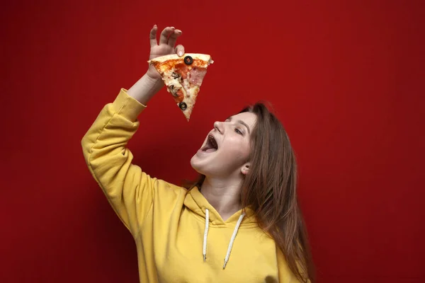 Ung Glad Flicka Äter Bit Läcker Pizza Färgad Bakgrund Sätter Royaltyfria Stockfoton