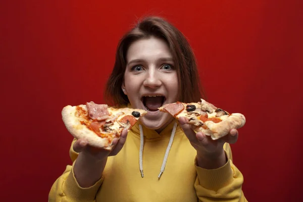 Mladá Šťastná Dívka Jíst Pizzu Barevném Pozadí Teenager Drží Dva — Stock fotografie