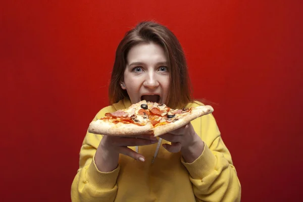 Genç Mutlu Bir Kız Renkli Arka Planda Pizza Yiyor Bir — Stok fotoğraf