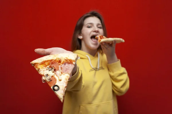 Mladá Krásná Dívka Chutnou Pizzu Červeném Pozadí Dává Plátek Žena — Stock fotografie