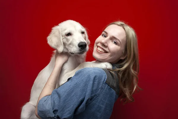 Porträt Eines Schönen Glücklichen Mädchens Mit Hund Auf Rotem Grund — Stockfoto