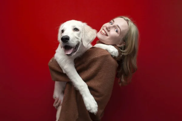 배경에 행복하고 아름다운 리트리버 강아지를 그리고 미소짓고 사람들 동물을 사람들 — 스톡 사진