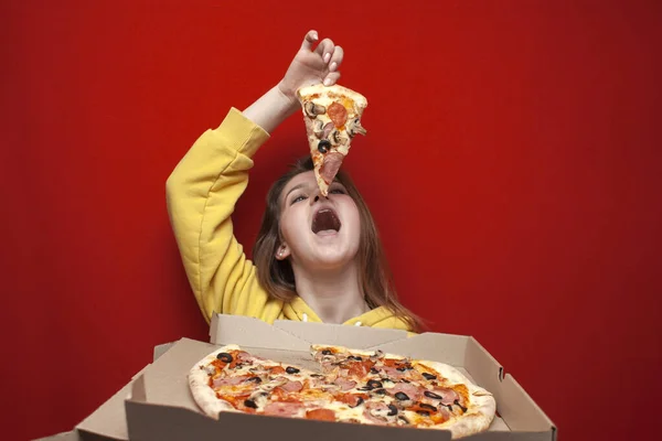 Молодая Счастливая Голодная Девушка Ест Свежую Пиццу Коробки Цветном Фоне — стоковое фото