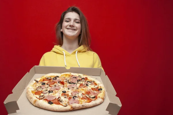 Kırmızı Arka Plandaki Bir Kutuda Büyük Lezzetli Bir Pizzayla Genç — Stok fotoğraf