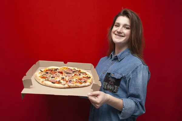 Genç Mutlu Kız Büyük Bir Pizzayı Kırmızı Arka Planda Bir — Stok fotoğraf