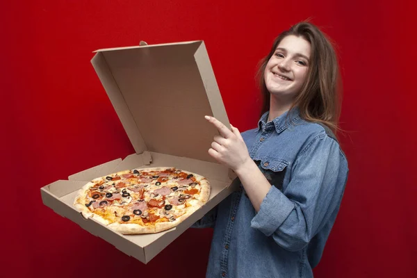Genç Mutlu Kız Büyük Bir Pizzayı Kırmızı Arka Planda Bir — Stok fotoğraf