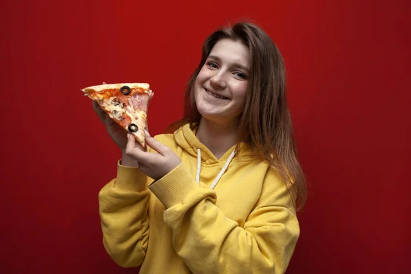 Genç Neşeli Kız Elinde Lezzetli Bir Dilim Pizza Tutuyor Renkli — Stok fotoğraf