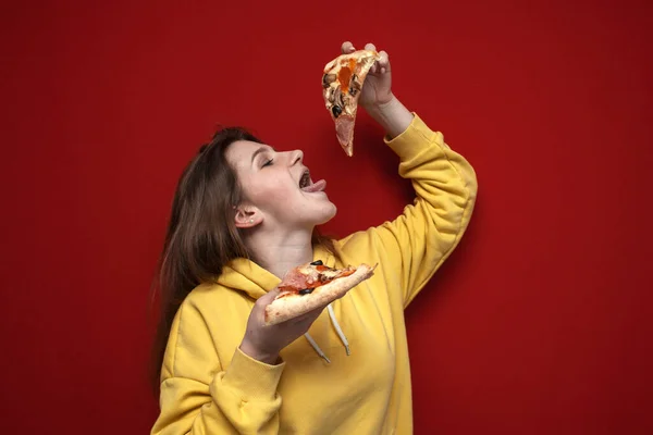 Mladá Šťastná Dívka Jíst Pizzu Barevném Pozadí Teenager Drží Dva — Stock fotografie