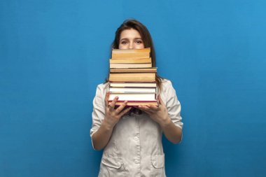 Genç, güzel, komik kız. Hemşire elinde mavi arka planda bir sürü kitap tutuyor ve şaşırıyor. Öğrenci tıp fakültesinde okuyor.