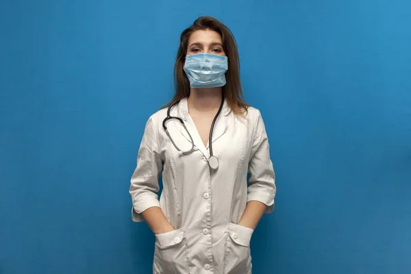 Porträtt Ung Flicka Sjuksköterska Skyddande Mask Blå Bakgrund Läkare Kvinna — Stockfoto