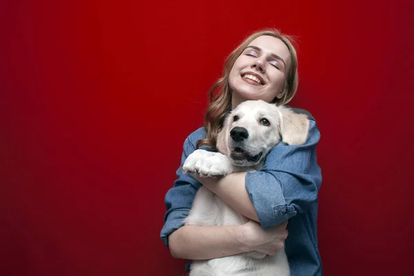 Портрет Красивой Счастливой Девушки Собакой Красном Фоне Женщина Держит Золотистого — стоковое фото