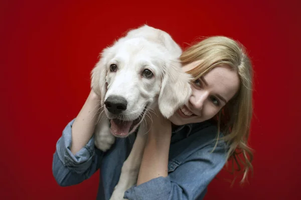 배경에 황금색 리트리버 강아지를 아름다운 소녀가 웃으며 강아지를 가까이 — 스톡 사진