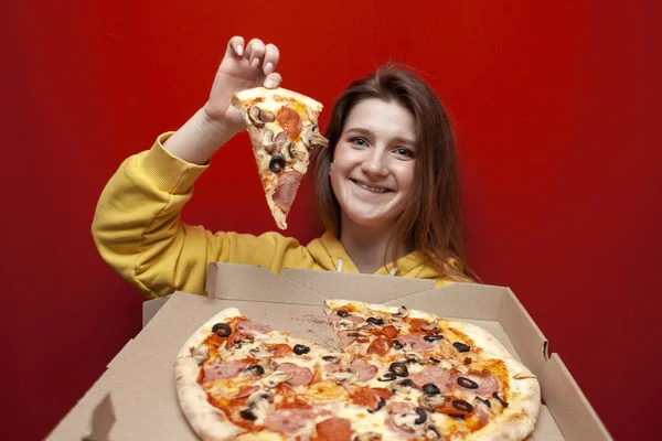 Młoda Szczęśliwa Głodna Dziewczyna Jedząca Świeżą Pizzę Pudełka Kolorowym Tle — Zdjęcie stockowe