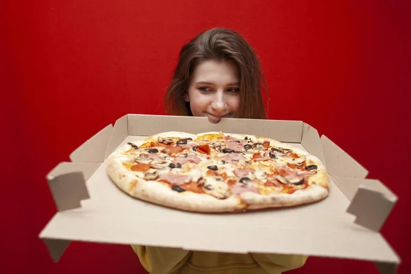 Молодая Девушка Студентка Большой Вкусной Пиццей Коробке Красном Фоне Голодная — стоковое фото