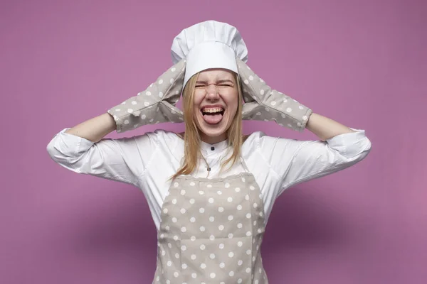 Galen Flicka Kock Uniform Förkläde Och Handskar För Bakning Skriker — Stockfoto