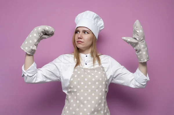 Rolig Flicka Kock Uniform Förkläde Och Handskar För Bakning Färgad — Stockfoto