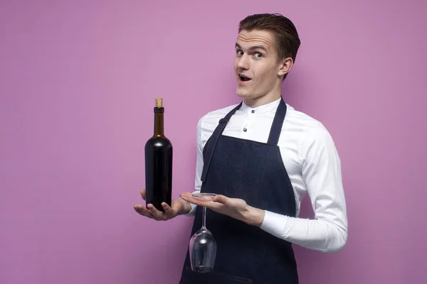 Joven Sorprendido Sommelier Chico Sostiene Una Botella Vino Tinto Sobre — Foto de Stock