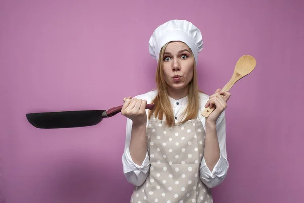 Mooi Verrast Meisje Kok Keuken Kleding Houdt Een Koekenpan Kookt — Stockfoto