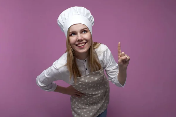 Gelukkig Mooi Meisje Kok Keuken Kleding Denkt Een Idee Een — Stockfoto