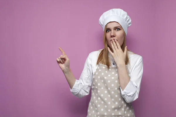 Surpresa Linda Garota Cozinheiro Roupas Cozinha Fecha Boca Com Mãos — Fotografia de Stock