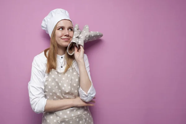 Ung Vacker Flicka Kock Förkläde Håller Bakning Handskar Och Tittar — Stockfoto