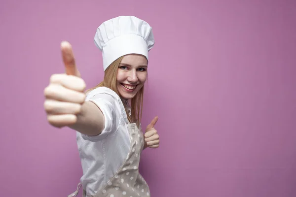 Mooi Vrolijk Meisje Kok Uniform Schort Een Gekleurde Roze Achtergrond — Stockfoto