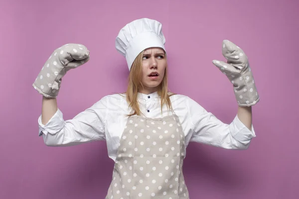 Menina Engraçada Cozinhar Uniforme Avental Luvas Para Assar Fundo Colorido — Fotografia de Stock