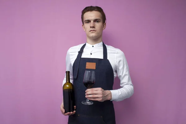 Retrato Joven Camarero Serio Uniforme Con Una Botella Vino Una — Foto de Stock