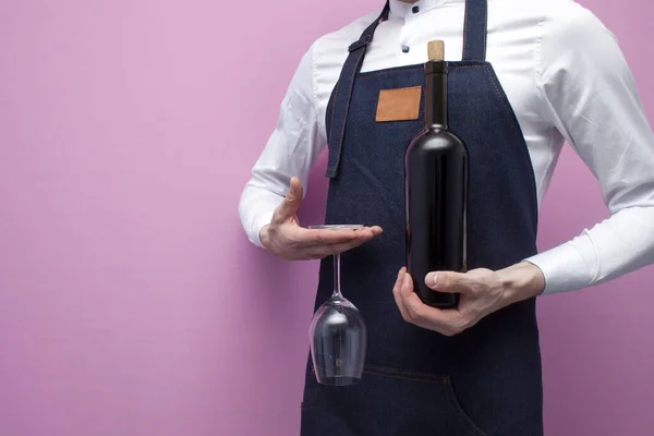 Joven Camarero Profesional Uniforme Sostiene Una Botella Vino Tinto Una — Foto de Stock