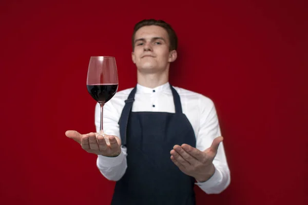 Joven Camarero Profesional Uniforme Sostiene Una Copa Vino Tinto Muestra — Foto de Stock