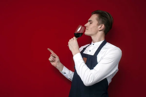 Joven Sommelier Profesional Uniforme Sostiene Una Copa Vino Tinto Comprueba — Foto de Stock