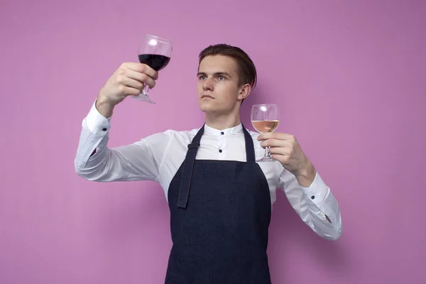 Joven Sumiller Profesional Uniforme Sostiene Dos Copas Vino Tinto Blanco — Foto de Stock