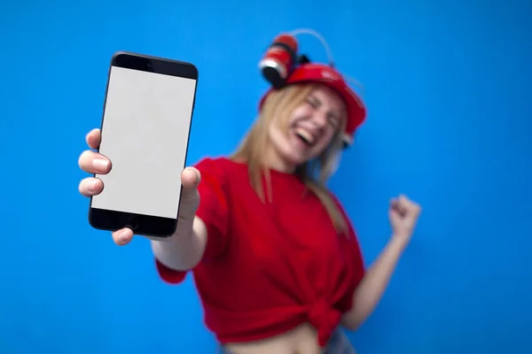 Menina Feliz Vencedor Detém Mostra Uma Tela Smartphone Vazio Alegrar — Fotografia de Stock
