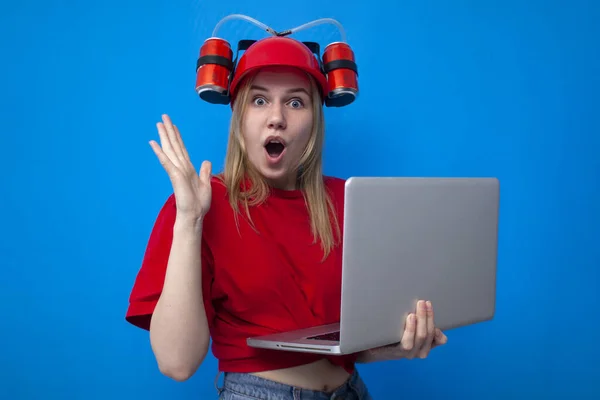 Menina Engraçada Surpreso Com Laptop Ganha Line Fundo Azul Uniforme — Fotografia de Stock