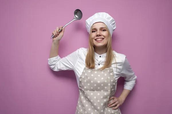 Jovem Menina Alegre Cozinheiro Roupas Cozinha Mantém Concha Sopa Mão — Fotografia de Stock