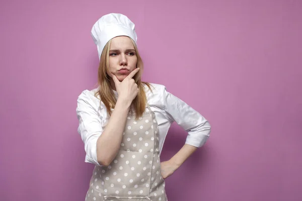 Menina Bonita Pensativa Cozinhar Roupas Cozinha Pensa Sobre Uma Ideia — Fotografia de Stock