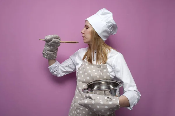 Glad Vacker Flicka Kocken Förklädet Håller Kastrull Handskar Och Smakar — Stockfoto
