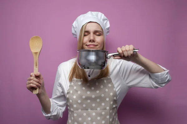 Vacker Glad Flicka Kock Kök Kläder Håller Rätter Och Smakar — Stockfoto