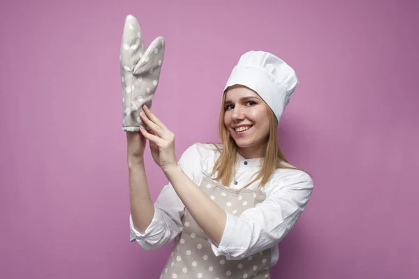 Porträtt Rolig Flicka Kock Uniform Förkläde Och Handskar För Bakning — Stockfoto