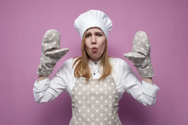 Portret Verrast Meisje Kok Uniform Schort Handschoenen Voor Het Bakken — Stockfoto