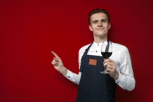 Joven Sommelier Profesional Uniforme Sostiene Una Copa Vino Tinto Comprueba — Foto de Stock