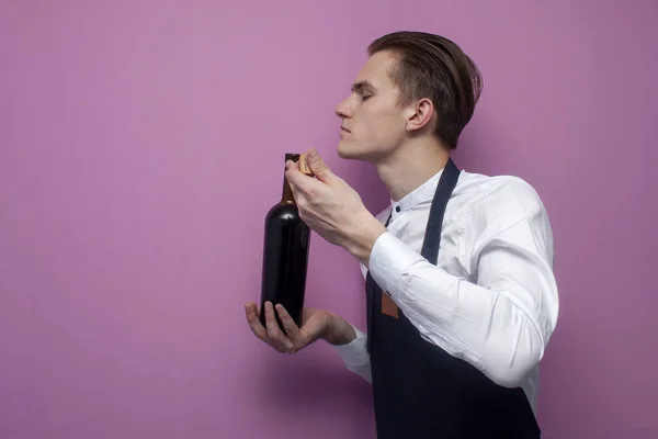 Joven Sommelier Chico Comprueba Olor Del Vino Tinto Fondo Color — Foto de Stock