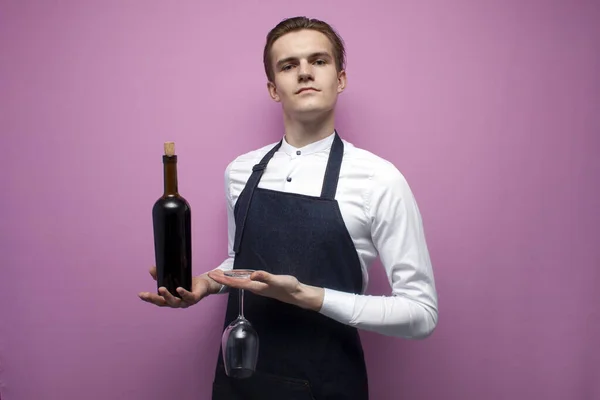 Joven Sommelier Sostiene Una Botella Vino Tinto Sobre Fondo Color — Foto de Stock