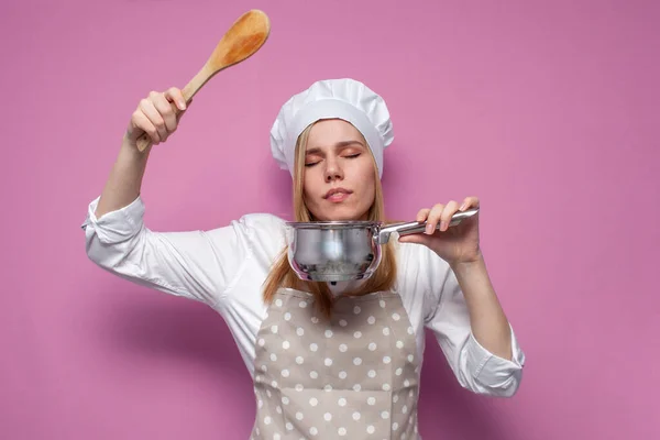 Belle Fille Heureuse Cuisinière Vêtements Cuisine Tient Vaisselle Goûte Odeur — Photo