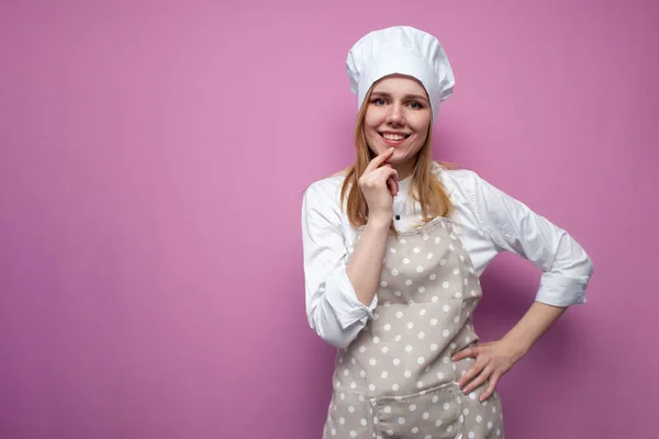 Portret Van Een Jong Vrolijk Meisje Koks Keuken Kleding Een — Stockfoto